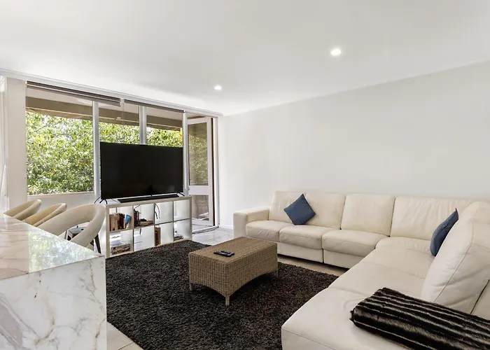 Luxury Spacious 3-Bedroom Suite On Exclusive Lansell Rd, Toorak