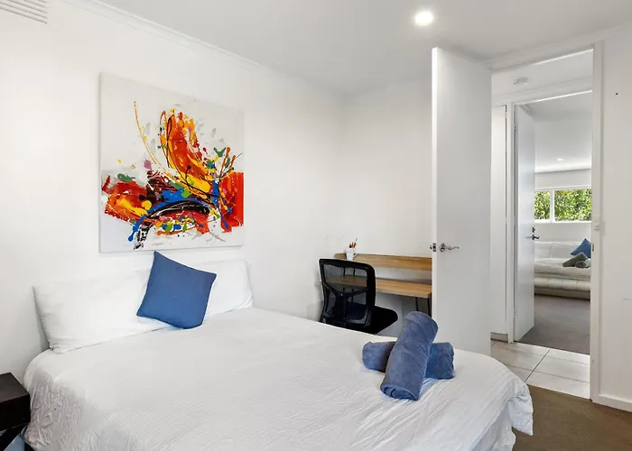 Luxury Spacious 3-Bedroom Suite On Exclusive Lansell Rd, Toorak